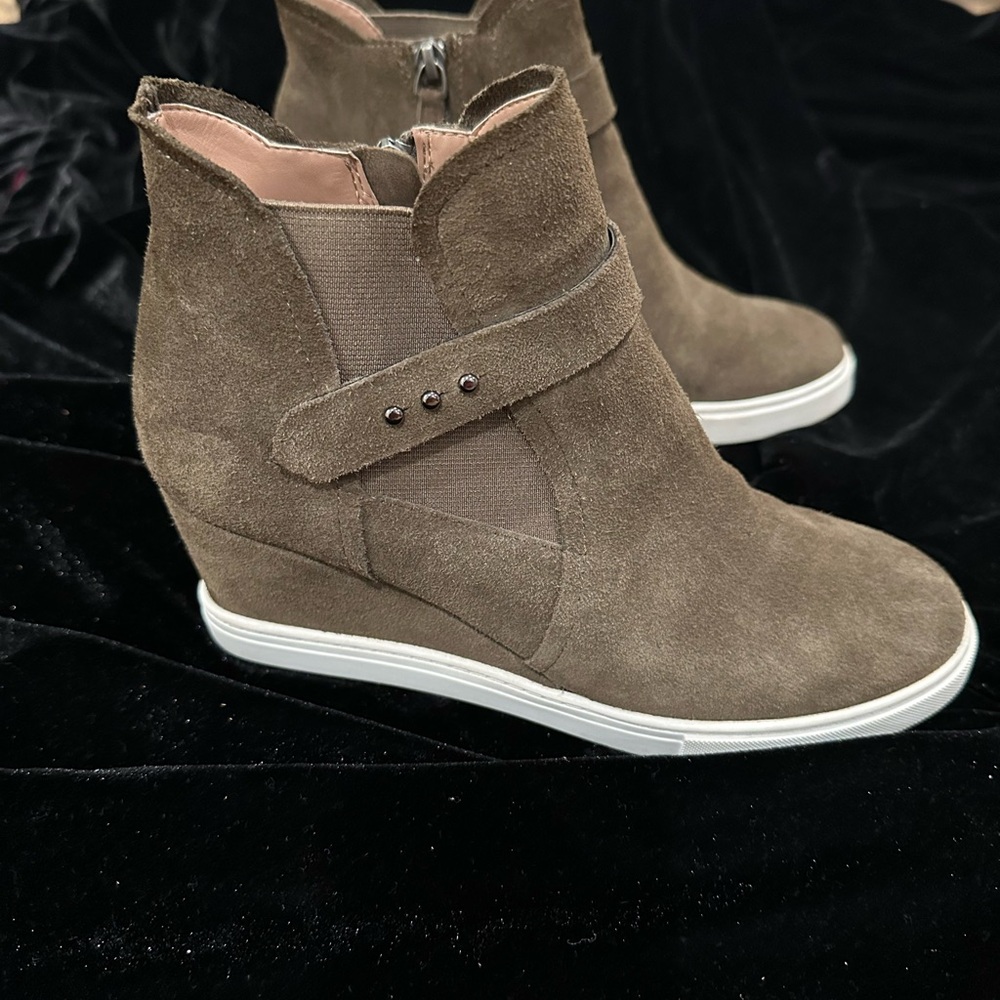 Paolo Green Wedge Shoes with Suede Finish and Buckle Detail